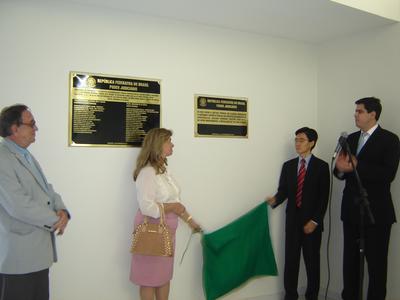 Imagem: Homenagem ao ex-prefeito de Arapiraca, Luciano Barbosa, recebida por sua mãe, Deusdete Barbosa