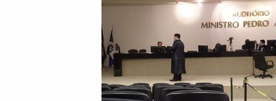 Imagem: JUiz federal André Granja preside Tribunal do Júri e defensor Angelo Miranda faz argumentação