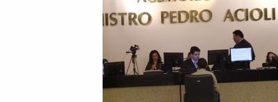 Imagem: Juiz presidente do Tribunal do Júri, André Granja ouve depoente