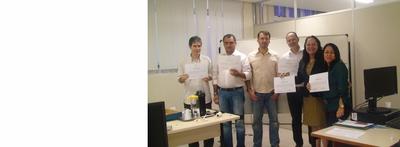 Imagem: Alunos com professor exibem certificados