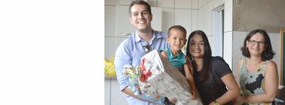 Imagem: Pequeno Davi e a alegria do presente