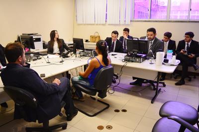 Imagem: Juízes acompanham audiência na 14ª Vara