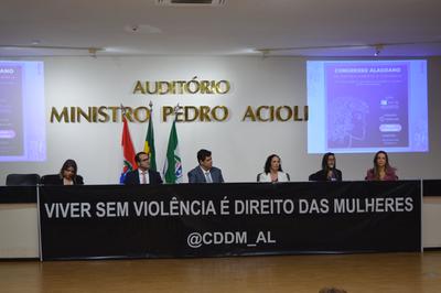 Evento promovido por entidades de defesa dos direitos das mulheres acontece no auditório da Justiça Federal Imagem: Evento promovido por entidades de defesa dos direitos das mulheres acontece no auditório da Justiça Federal