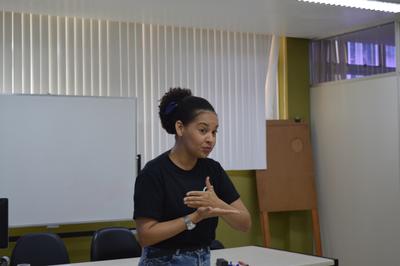 Durante as aulas, a professora Isabel Alvim ensinou termos cotidianos e jurídicos Imagem: Durante as aulas, a professora Isabel Alvim ensinou termos cotidianos e jurídicos