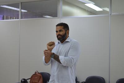 Charles Azevedo disse que o aprendizado em Libras será levado para toda a sua vida Imagem: Charles Azevedo disse que o aprendizado em Libras será levado para toda a sua vida