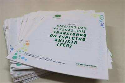 Defensoria Pública do Estado participou da triagem e trouxe cartilhas para informar familiares. Imagem: Defensoria Pública do Estado participou da triagem e trouxe cartilhas para informar familiares.