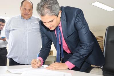 Juiz federal Aloysio Cavalcanti assina documento de doação de equipamentos à Secretaria de Saúde Imagem: Juiz federal Aloysio Cavalcanti assina documento de doação de equipamentos à Secretaria de Saúde