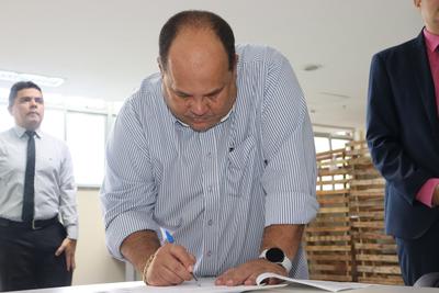 Secretário de Saúde Gustavo Pontes assina termo de recebimento do material doado pela JFAL Imagem: Secretário de Saúde Gustavo Pontes assina termo de recebimento do material doado pela JFAL