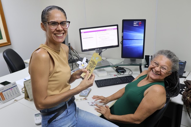 As servidoras Aliny Cristina Oliveira e Girlaine Nascimento receberam as lembranças e contaram sobre o significado da Páscoa para cada uma