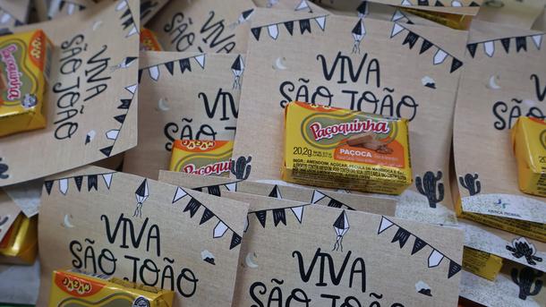 Imagem: As lembrancinhas foram entregues referentes às festas de Santo Antônio, São João e São Pedro