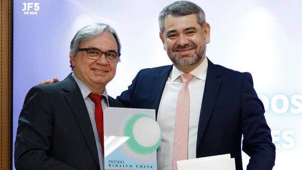 Imagem: Juiz federal Raimundo Campos recebeu do desembargador federal Leonardo Resende a premiação em nome da JFAL