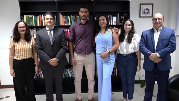 Imagem: Novo servidor (centro da foto) tomou posse ao lado da mãe e da namorada
