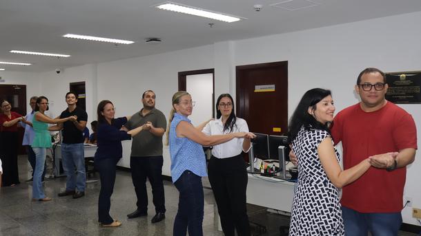 Imagem: Servidores tiveram a oportunidade de participar de aula de dança