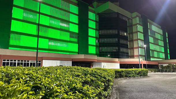 Imagem: Fachada iluminada de verde reforça a adesão da JFAL à causa ambiental