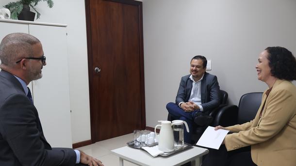Imagem: Reunião no gabinete da Direção do Foro representa o fortalecimento do diálogo entre a JFAL e a Academia