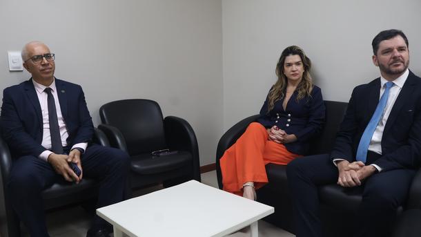 Imagem: Da esquerda para a direita, delegado regional Executivo Carlos Henrique, superintendente Bruna Rizzato e o substituto Ronaldo Campos